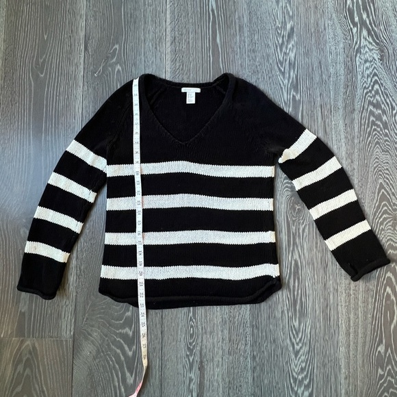 H&M long sleeve V-neck raglan sleeve black & white stripe sweater. Women’s XS - Picture 3 of 6